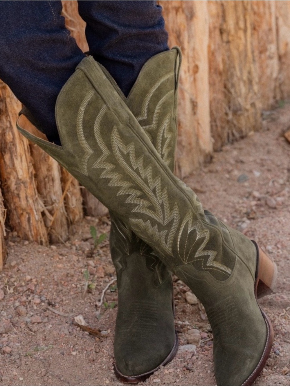 ISO!!! Tecovas Abby suede olive green